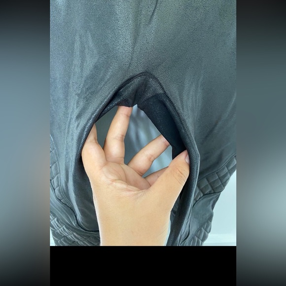 Spanx Black Quilted Faux Leather Leggings size M - Picture 5 of 6